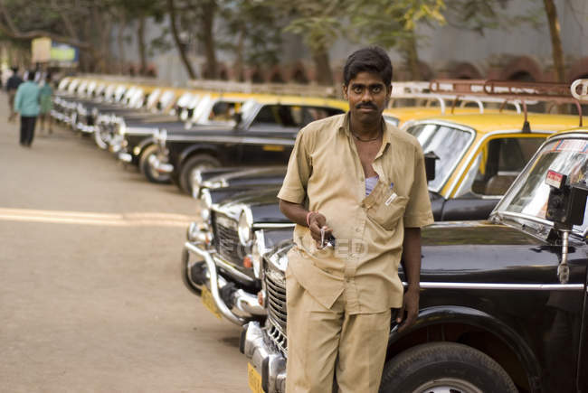 Conductor del taxi está esperando pasajeros en Lokhandwala municipio Kandivali Mumbai, Maharashtra, India. - foto de stock