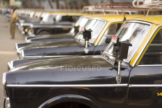 La cola de taxis está esperando al pasajero en Lokhandwala Township Kandivali, Mumbai, Maharashtra, India - foto de stock