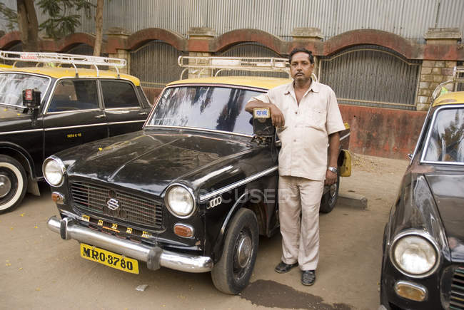 Un chauffeur de taxi attend un passager au Lokhandwala Township Kandivali, Mumbai, Maharashtra, Inde . — Photo de stock