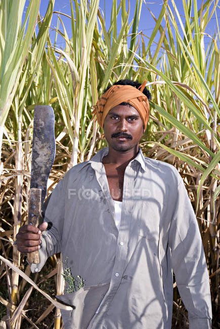 Fermier indien avec couteau au champ. Salunkwadi, Taluka, district d'Ambejpgai, Beed, Maharashtra, Inde — Photo de stock