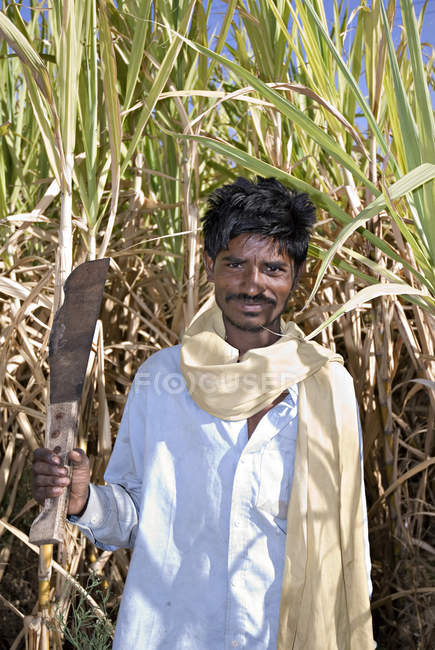 Indischer Bauer mit Messer auf dem Feld. salunkwadi, taluka, ambejpgai distrikt, beed, maharashtra, indien — Stockfoto