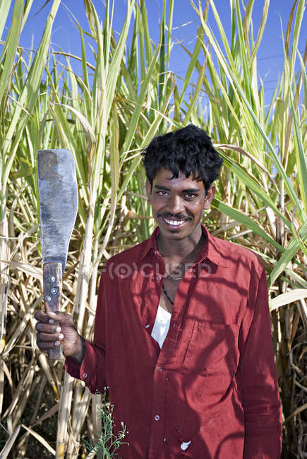 Fermier indien avec couteau au champ. Salunkwadi, Taluka, district d'Ambejpgai, Beed, Maharashtra, Inde — Photo de stock