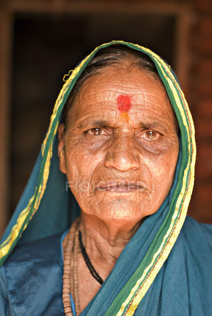 Portrait of old indian woman in peacock blue garment. Salunkwadi, Ambajogai, Beed, Maharashtra, India — Stock Photo