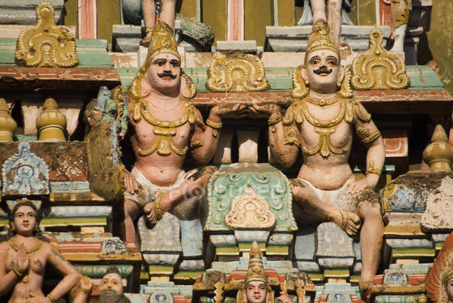Colorida escultura de dioses - foto de stock
