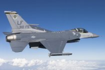 F-16c Kampffalke fliegt in den Himmel — Stockfoto