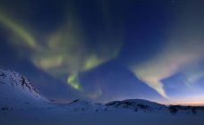 Aurora Boreal sobre el valle de Skittendalen - foto de stock