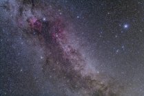Paisaje estelar con constelaciones Cygnus y Lyra - foto de stock
