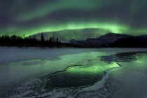 Aurora reflejada sobre el lago Laksa congelado - foto de stock