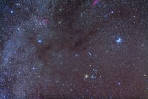 Región de Tauro y carriles oscuros de nebulosidad - foto de stock