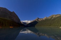 Lago Louise en el Parque Nacional Banff - foto de stock