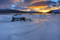 Wintersonnenuntergang über tjeldsundet bei evenskjer — Stockfoto