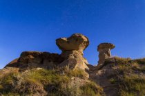 Formaciones hoodoo en el Parque Provincial de Dinosaurios - foto de stock