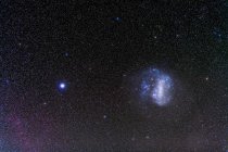 Paisaje estelar con gran nube de Magallanes - foto de stock