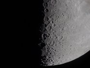 Южный терминатор семидневной луны — стоковое фото