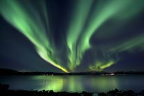 Aurora Borealis sobre Tjeldsundet em Troms County — Fotografia de Stock
