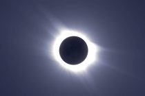 Повне сонячне затемнення — стокове фото