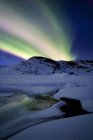 Aurora Borealis sobre a montanha Mikkelfjellet — Fotografia de Stock