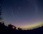 Sentiers d'étoiles circumpolaires avec aurore faible — Photo de stock