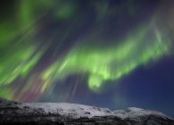 Aurora boreal sobre a montanha Blafjellet — Fotografia de Stock