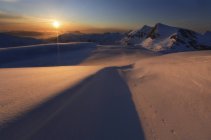 Puesta de sol sobre la montaña de Lilletinden - foto de stock
