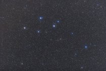 Paisaje estelar con constelación de Delphinus - foto de stock