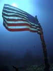 Bandeira americana no navio afundado — Fotografia de Stock