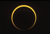 Eclipse que muestra el efecto de las cuentas de Baily - foto de stock
