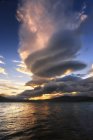 Nuvens empilhadas sobre Tjeldsundet ao pôr do sol — Fotografia de Stock