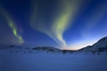 Aurora Borealis au-dessus de Skittendalen Valley — Photo de stock