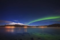 Aurora sobre Tjeldsundet e montanha Saetertinden — Fotografia de Stock