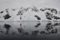 Montañas antárticas reflejadas en el mar - foto de stock