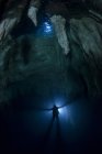 Sommozzatore nella Grotta del Lampadario — Foto stock