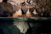Stalactites et stalagmites dans une grotte submergée — Photo de stock