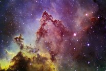 Paisaje estelar con el Everest de Nebulae - foto de stock