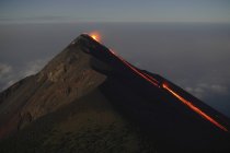 Caudal de lava del volcán Fuego - foto de stock