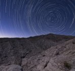Senderos de estrellas sobre Coachwhip Canyon - foto de stock