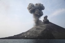 Erupção de Krakatau no Estreito de Sunda — Fotografia de Stock
