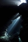 Fenda de iluminação da luz solar no recife — Fotografia de Stock
