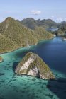 Прочные известняковые острова вокруг лагуны — стоковое фото