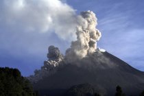 Erupción de Merapi en la isla Java - foto de stock