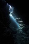 Расщелина солнечных лучей в рифе — стоковое фото