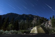 Trilhas estelares e tenda solitária — Fotografia de Stock