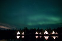 Aurora borealis над деревней — стоковое фото