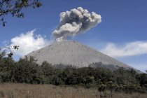 Eruzione di Semeru sull'isola di Java — Foto stock
