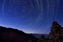 Senderos de estrellas sobre Borrego Springs - foto de stock