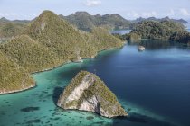 Rugged limestone islands around lagoon — Stock Photo