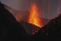 Eruzione di Stromboli sulle Isole Eolie — Foto stock