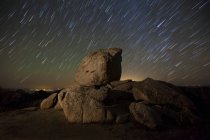 Senderos de estrellas y grandes rocas - foto de stock