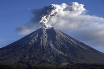 Semeru виверження на острові Ява, Батавії — стокове фото
