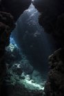Lumière du soleil dans une caverne immergée sur un récif — Photo de stock